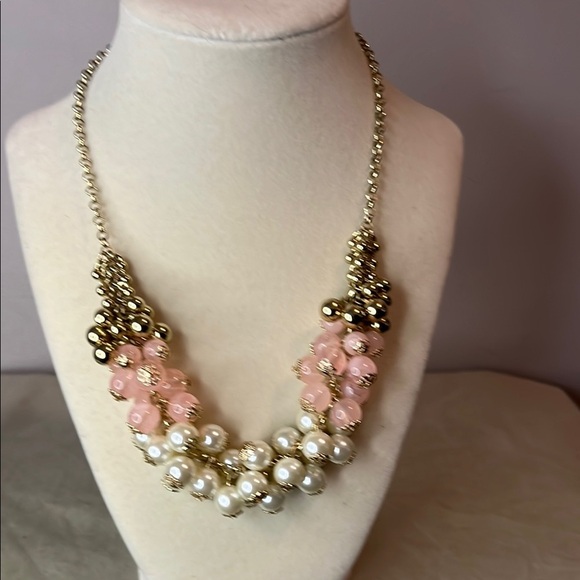 Avon 2015 Gold, Pink and white Pearl Necklace with original box - Picture 1 of 7